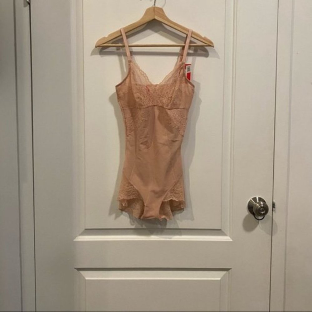 Spanx Spotlight On Lace Bodysuit - Picture 5 of 6